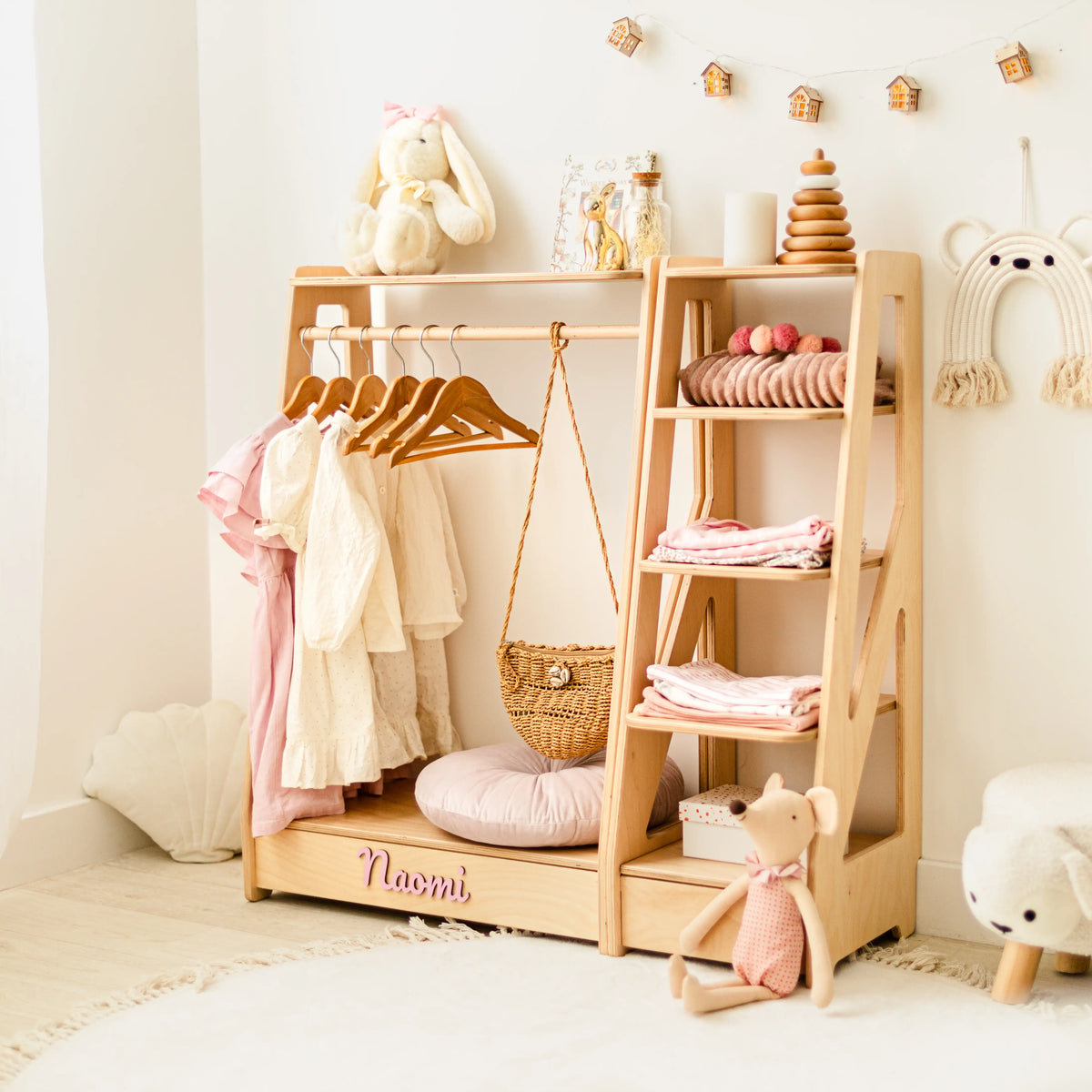 Light wood kids' clothing rack and open shelf with wooden hangers, baskets and folded clothes, name Naomi
