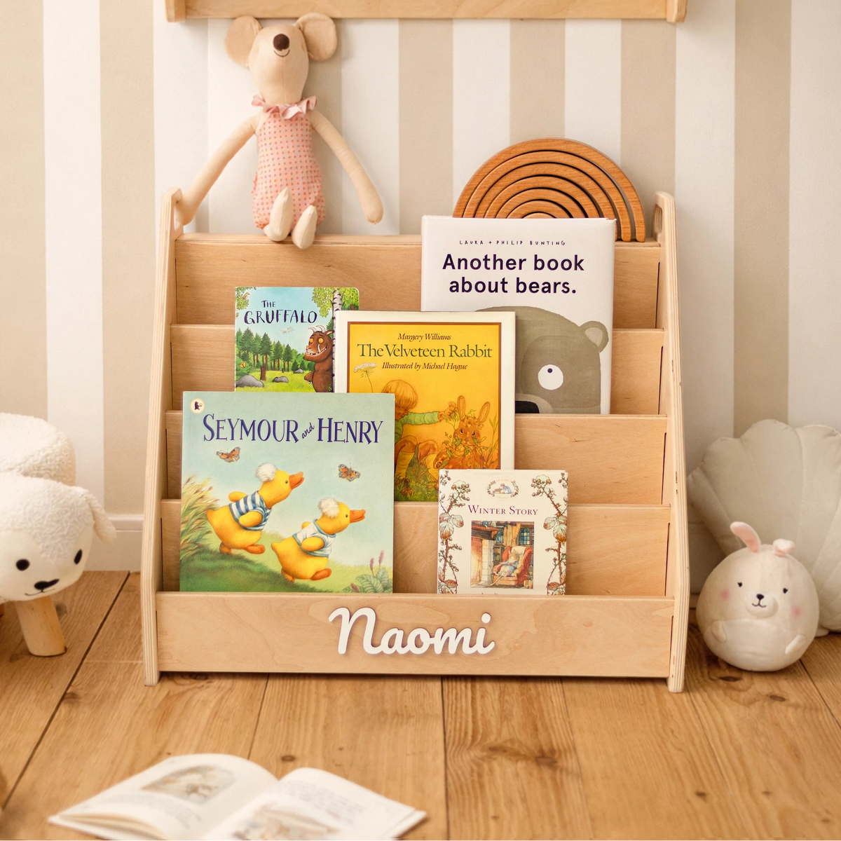 Personalized light wood Montessori bookshelf with 3D name Naomi, children's books and a plush mouse on top