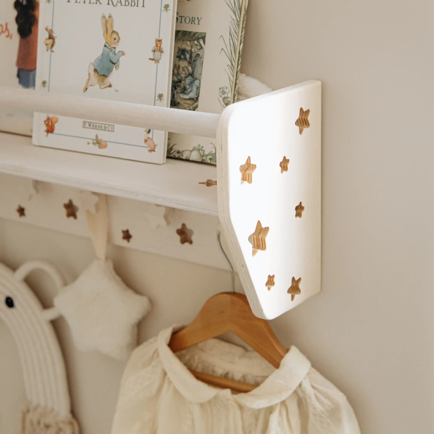 Montessori Floating Nursery Shelf with Hooks – Natural Wood Wall-Mounted Book & Toy Organizer for Kids Room
