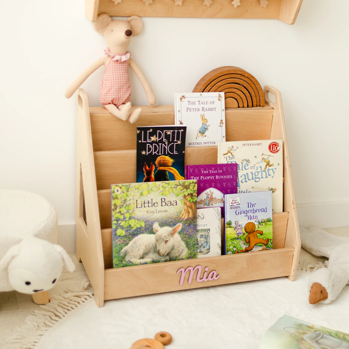 Light wood front-facing bookshelf with pink 3D name Mia and a plush mouse on top